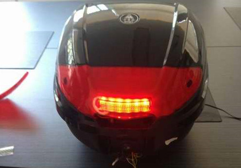 Accesorios de motocicleta Caja trasera Caja trasera con LED Ts-B10